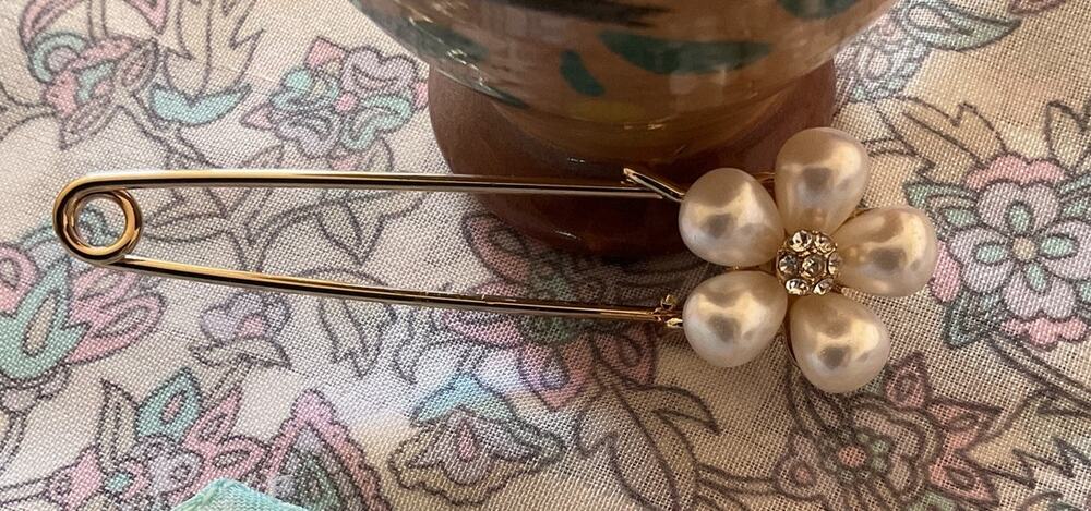 NWT Goldtone Pearls & Rhinestones Brooch Pin Flower Pin
